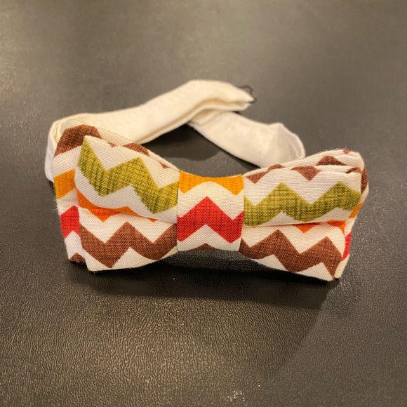 Green, Red, & Brown Chevron Print Bow Tie Adjustable Size 4-10 - Picture 1 of 1